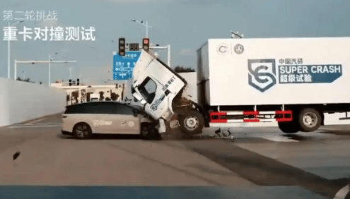 理想汽车首款纯电SUV陷入重卡对撞测试争议！重型卡车撞不过理想i8？乘龙卡车：被摆了一道，聪明人一眼看出假！理想暂无回应