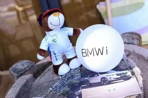 宝马换标！28年首次大改，油电统一待遇，这波你看懂没？